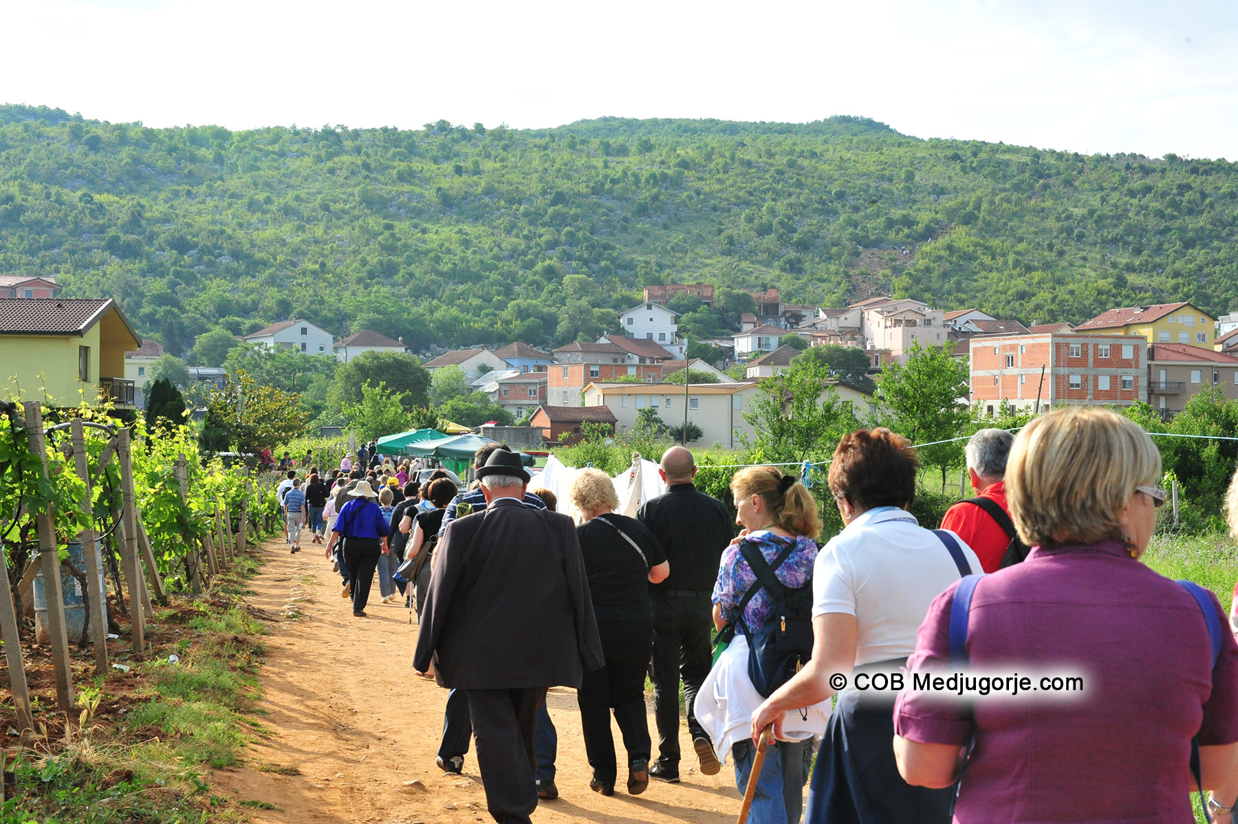Pilgrims awaiting Mirjana June 2, 2012