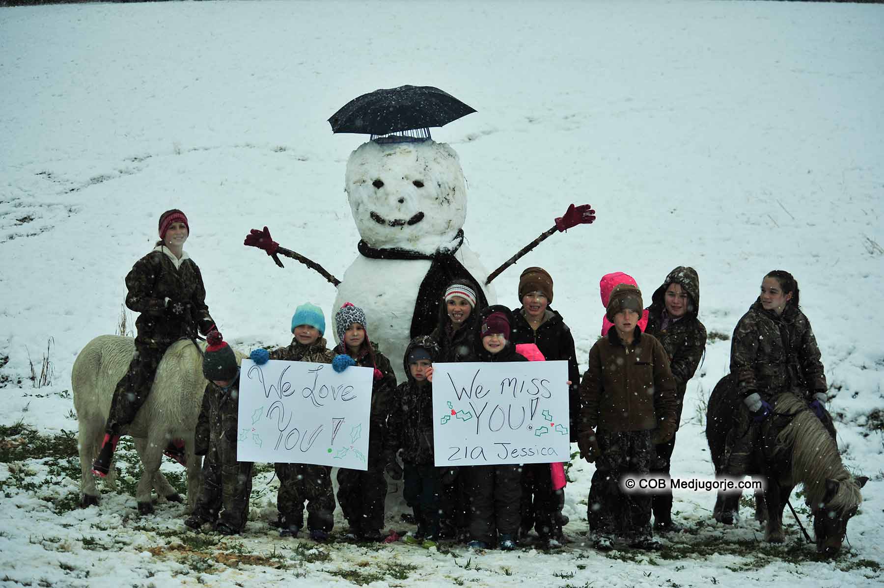 Caritas kids with snowman
